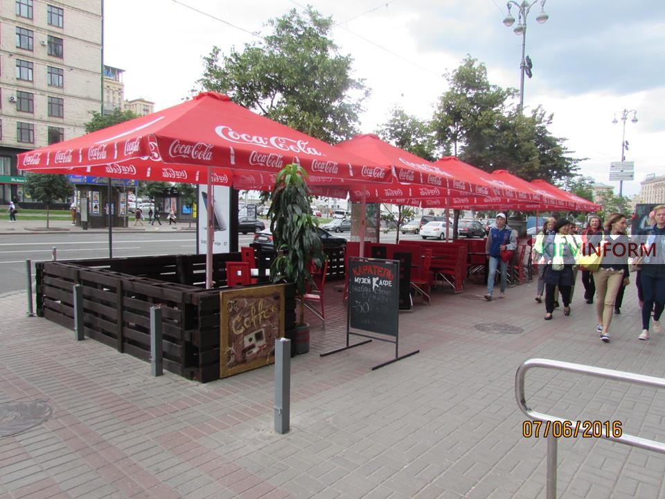 Скандальное кафе “Каратель” в Киеве открыло летнюю площадку (фото)