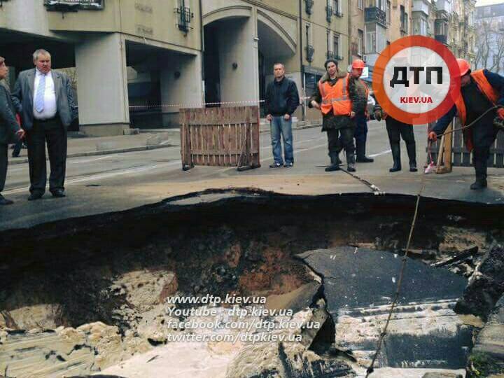 На Воровоского в Киеве перекрыто движение из-за провалившегося асфальта