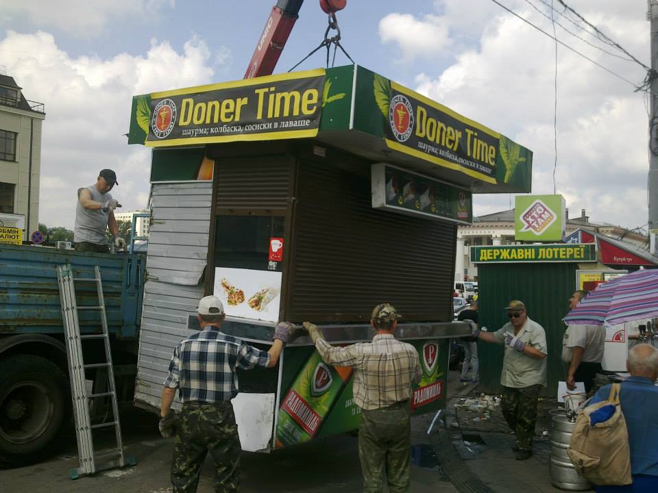 Киев освободили от очередных незаконных киосков. ФОТО 8087_n
