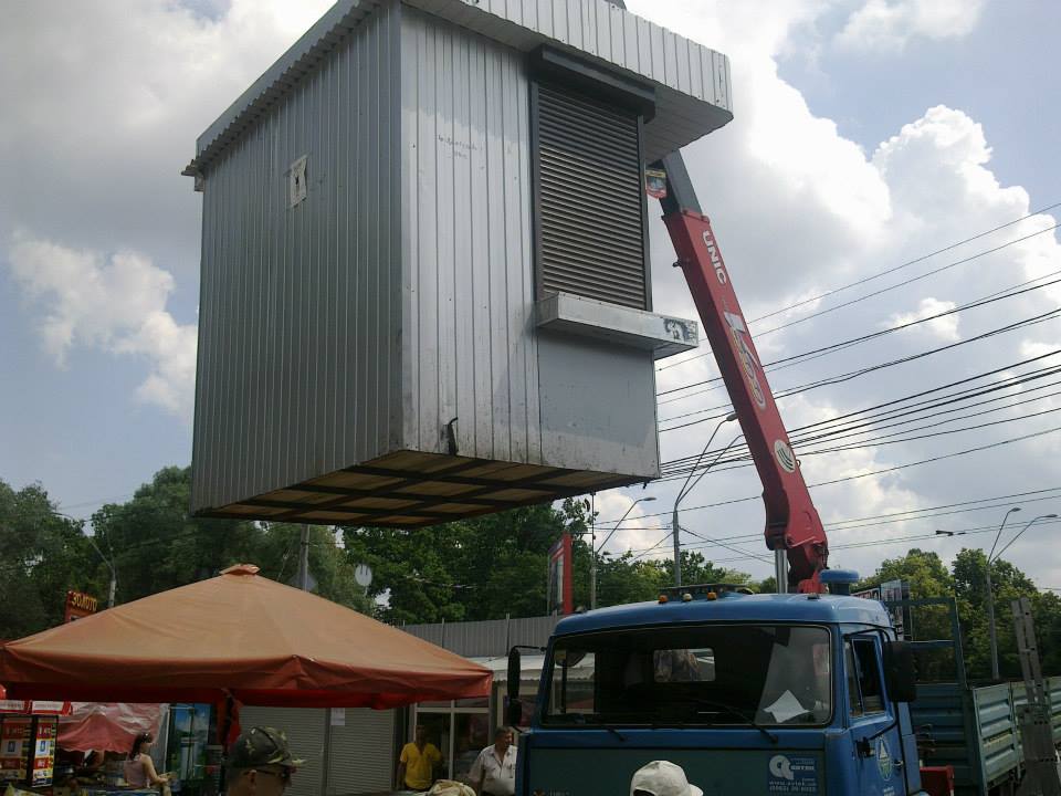 Киев освободили от очередных незаконных киосков. ФОТО 8088_n