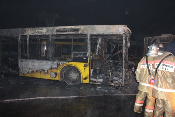 В автобусном парке Киева полностью сгорели 3 автобуса (фото)