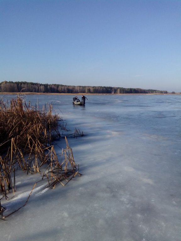 На Киевщине рыбак провалился под лед на Днепре (фото)