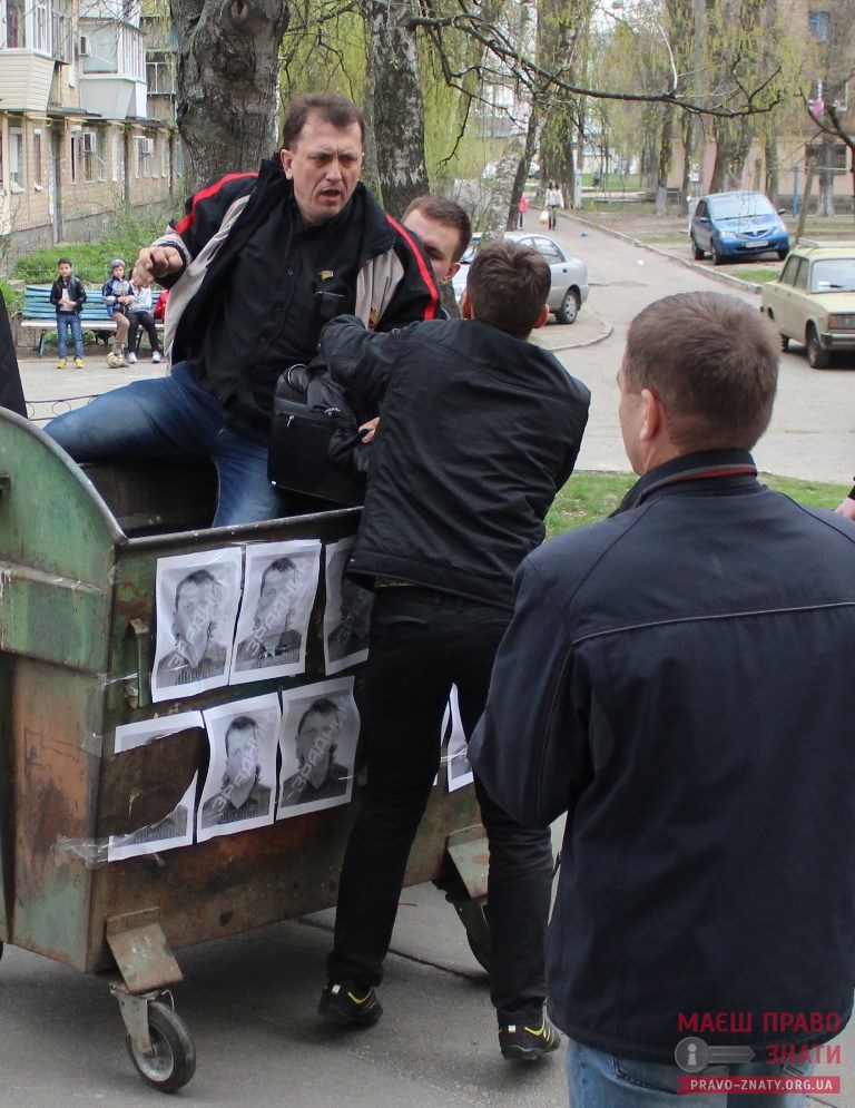 В Броварах главу земельной комиссии бросили в мусорный бак (+фото)