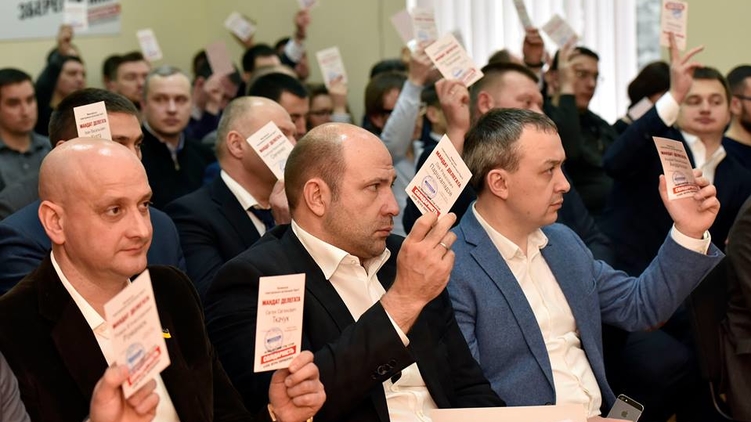 На закрытом съезде БПП Фирсов и Томенко получили “статус тушек”