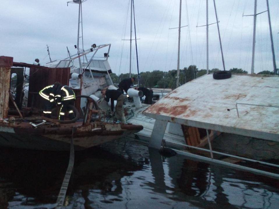 На Оболонской набережной в Киеве пошел на дно катер (фото)