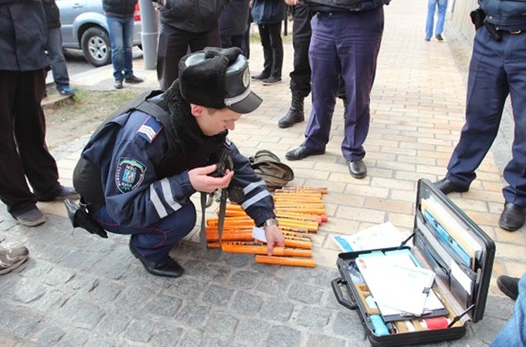 На акции в центре Киева правоохранители изьяли пиротехнику, ножи и кастеты (фото)