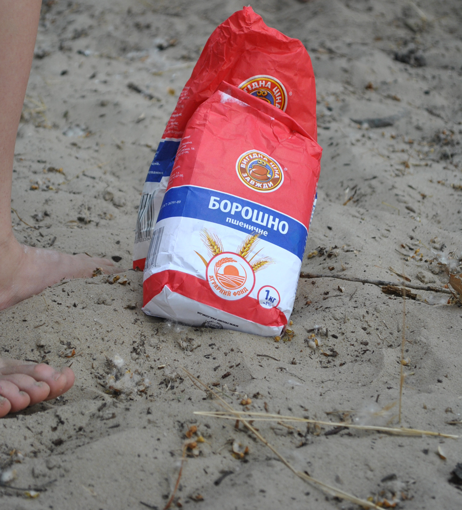 Киевляне устроили “мучные войны”. ФОТО Muka_1