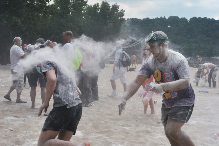 Киевляне устроили “мучные войны”. ФОТО Muka_12