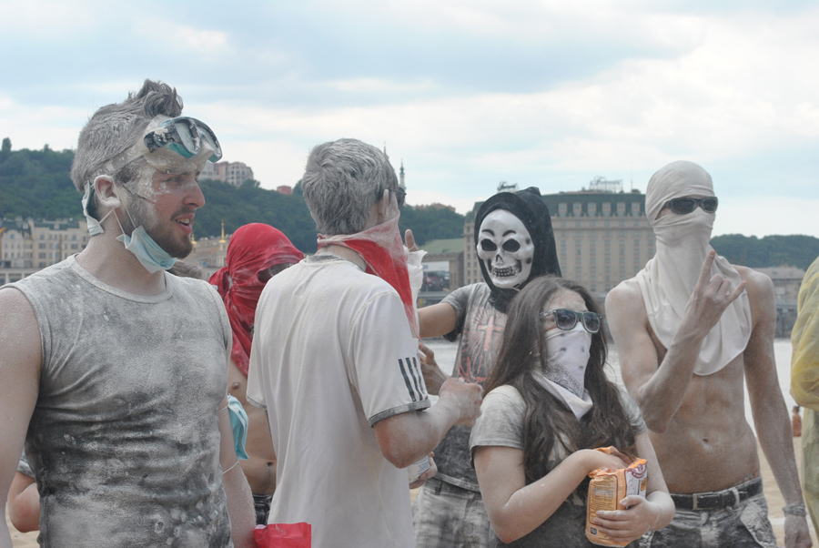 Киевляне устроили “мучные войны”. ФОТО Muka_2