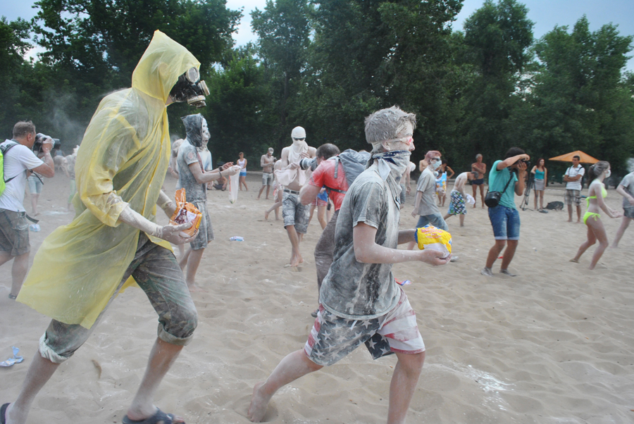 Киевляне устроили “мучные войны”. ФОТО Muka_3
