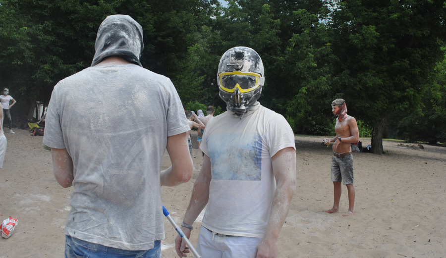 Киевляне устроили “мучные войны”. ФОТО Muka_4