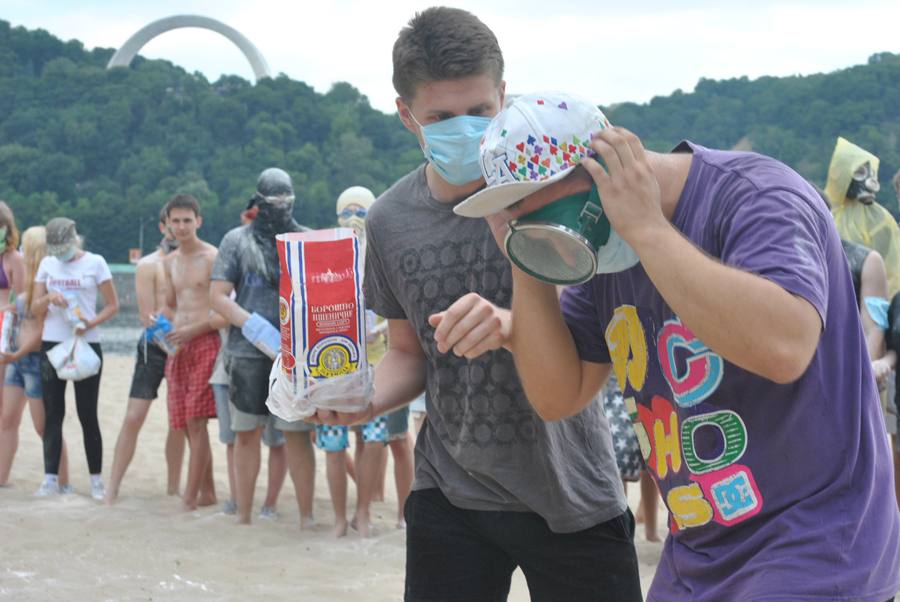 Киевляне устроили “мучные войны”. ФОТО Muka_5