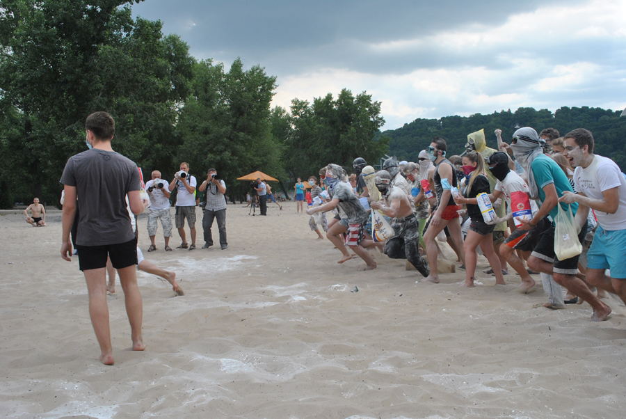 Киевляне устроили “мучные войны”. ФОТО Muka_500
