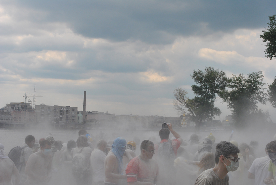 Киевляне устроили “мучные войны”. ФОТО Muka_7