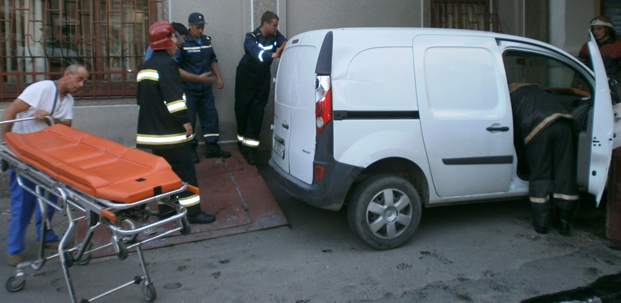 “Лада” “намертво” “запечатала” водителя “Пежо” в авто P7060063