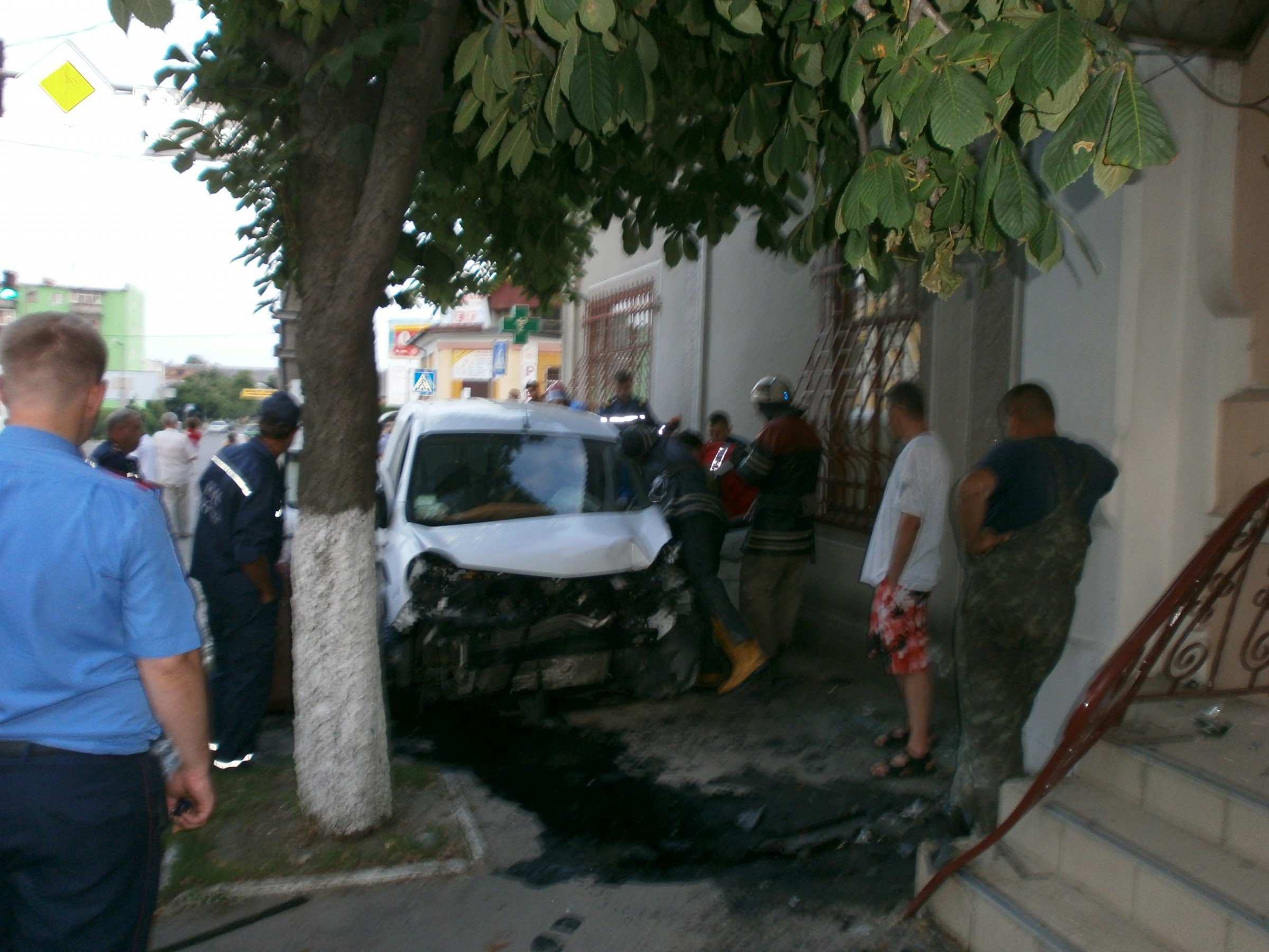 “Лада” “намертво” “запечатала” водителя “Пежо” в авто P7060064