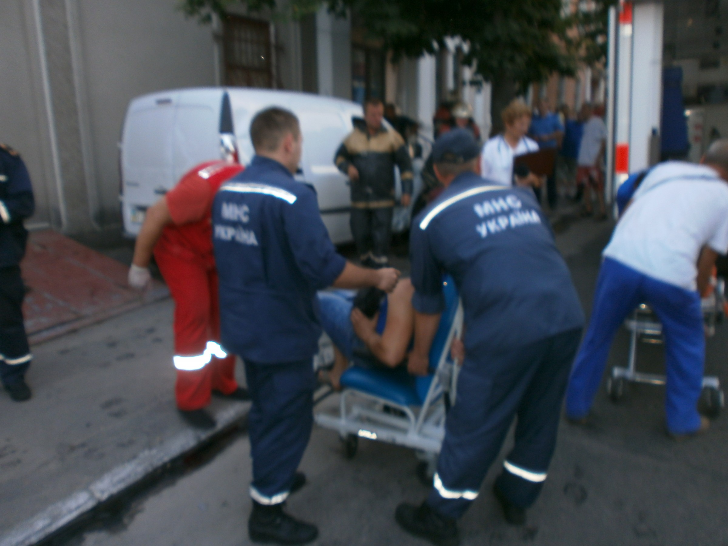 “Лада” “намертво” “запечатала” водителя “Пежо” в авто P7060065