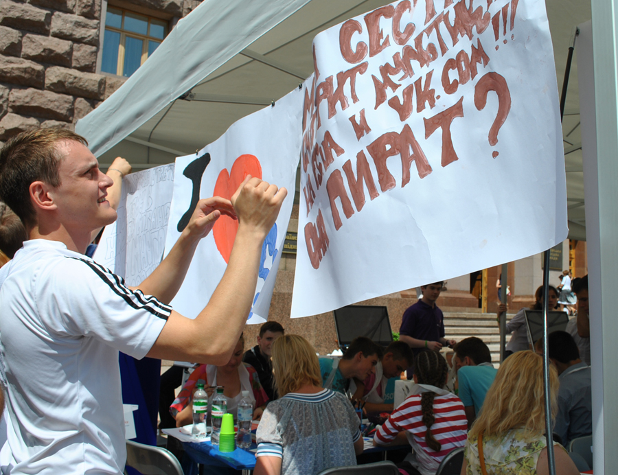 Как киевляне против пиратства рисовали. ФОТО Poddelki_Pohorenko-070