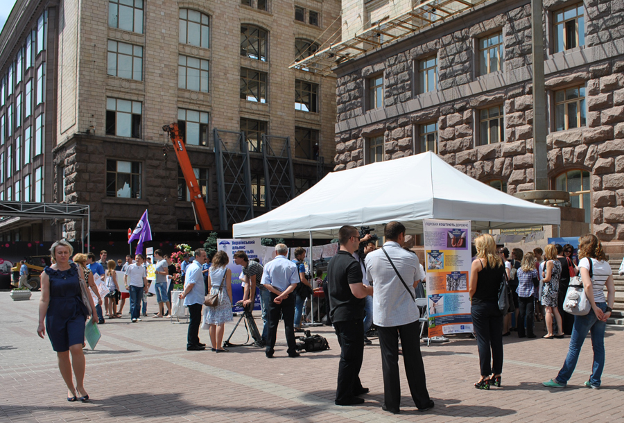 Как киевляне против пиратства рисовали. ФОТО Poddelki_Pohorenko-075