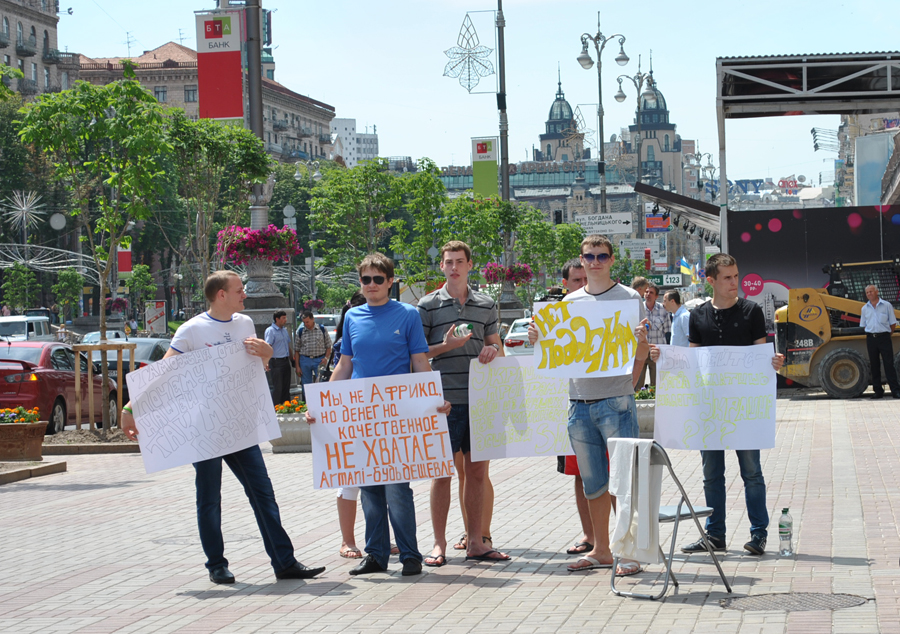 Как киевляне против пиратства рисовали. ФОТО Poddelki_Pohorenko-081