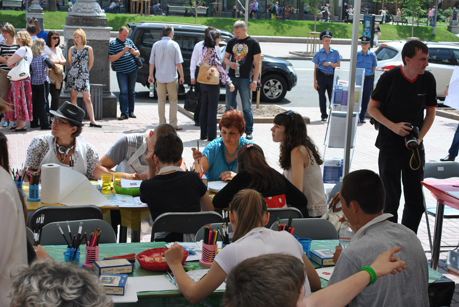 Как киевляне против пиратства рисовали. ФОТО Poddelki_Pohorenko-083