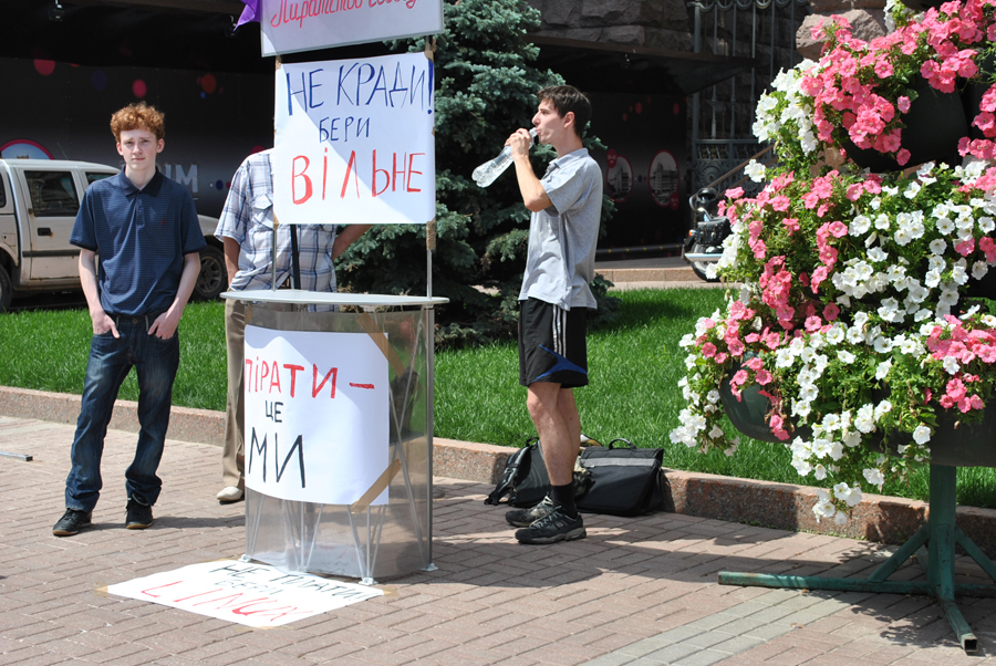 Как киевляне против пиратства рисовали. ФОТО Poddelki_Pohorenko-086