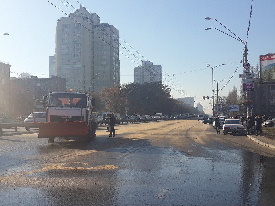 Из-за аварии в ближайшие два часа проспект Победы в направлении Житомира будет перекрыт (видео)