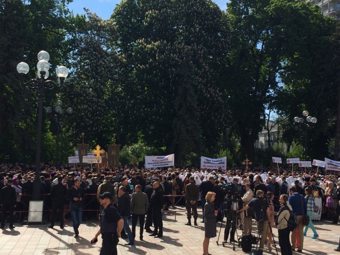 В Киеве под Верховной Радой митингуют сторонники УПЦ Московского патриархата (фото)