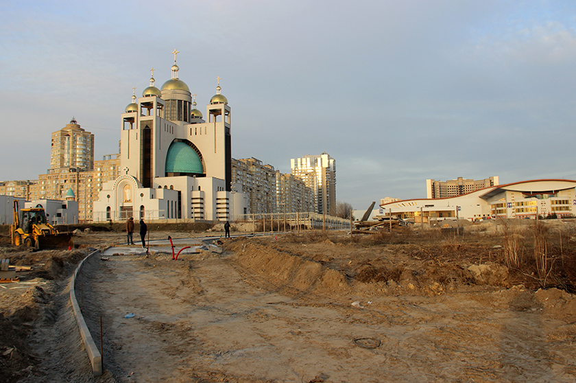 Перед Евровидением “Укрбуд” начал благоустройство прибрежной зоны возле МВЦ (фото)