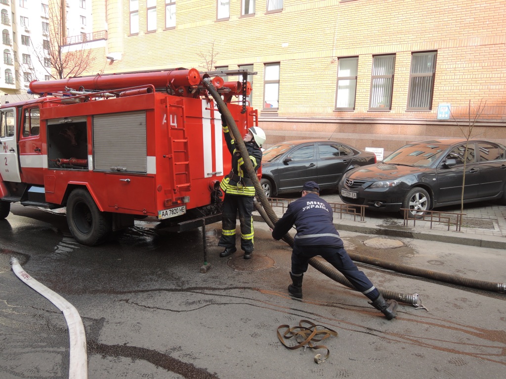 Из-за пожара в киевской пятиэтажке спасатели эвакуировали 14 человек (фото)