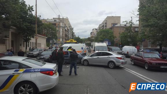 В центре Киева ДТП остановило движение троллейбусов (фото)