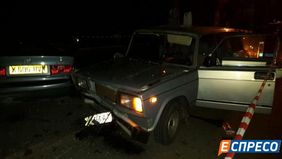 Ночью в Киеве ВАЗ протаранил два авто, водитель вылетел через лобовое стекло (фото)