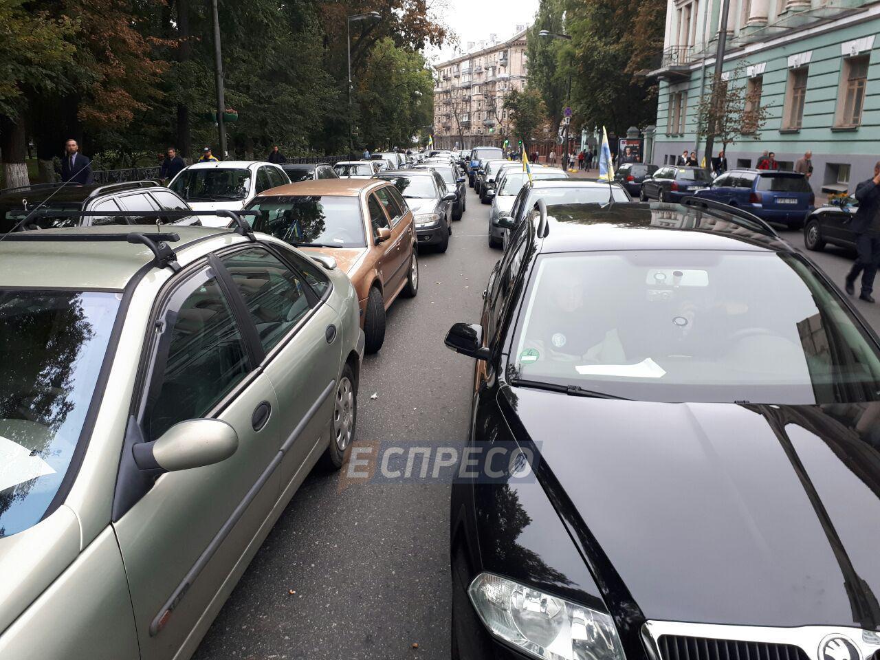 Центр Киева “застрял” в пробках из-за акции протеста автомобилистов (фото)