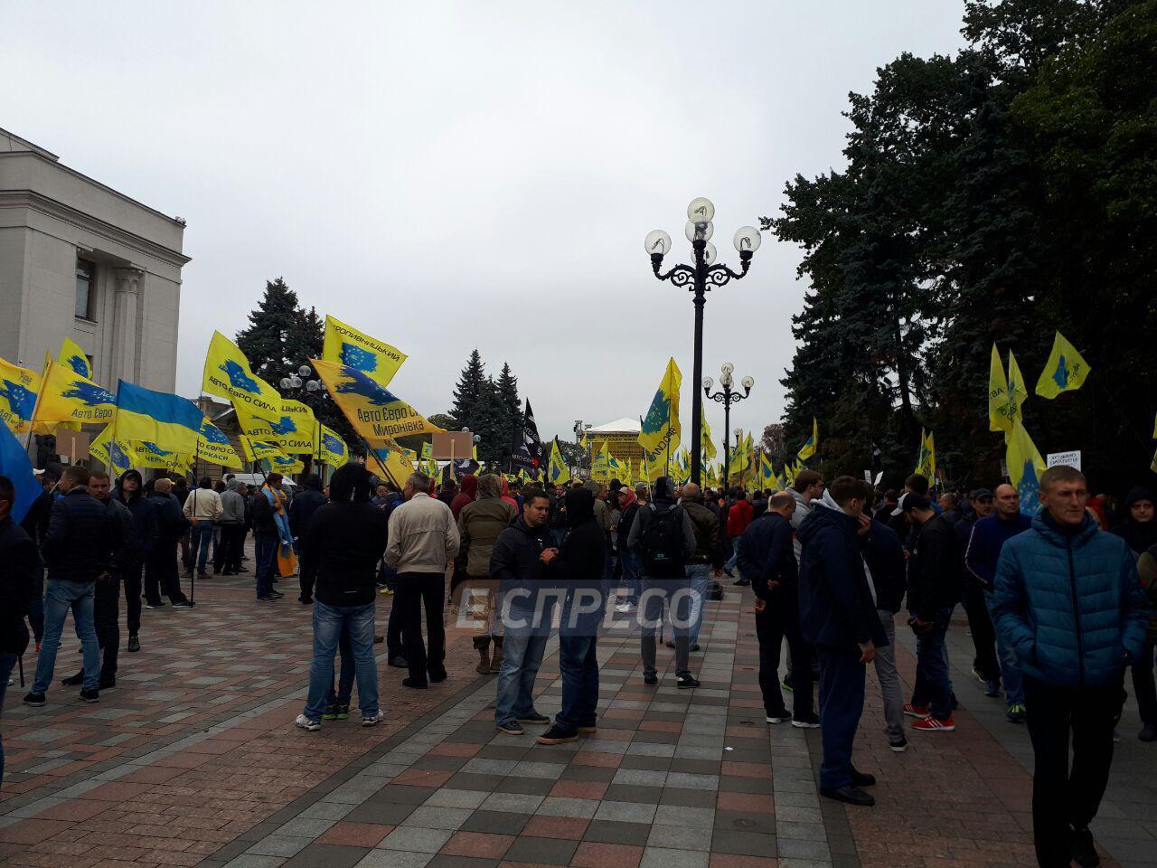 Центр Киева “застрял” в пробках из-за акции протеста автомобилистов (фото)