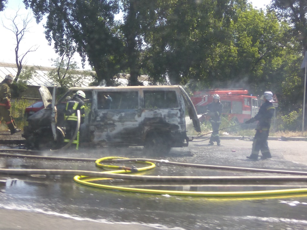 В Подольском районе столицы дотла сгорел микроавтобус - пострадал водитель (фото)