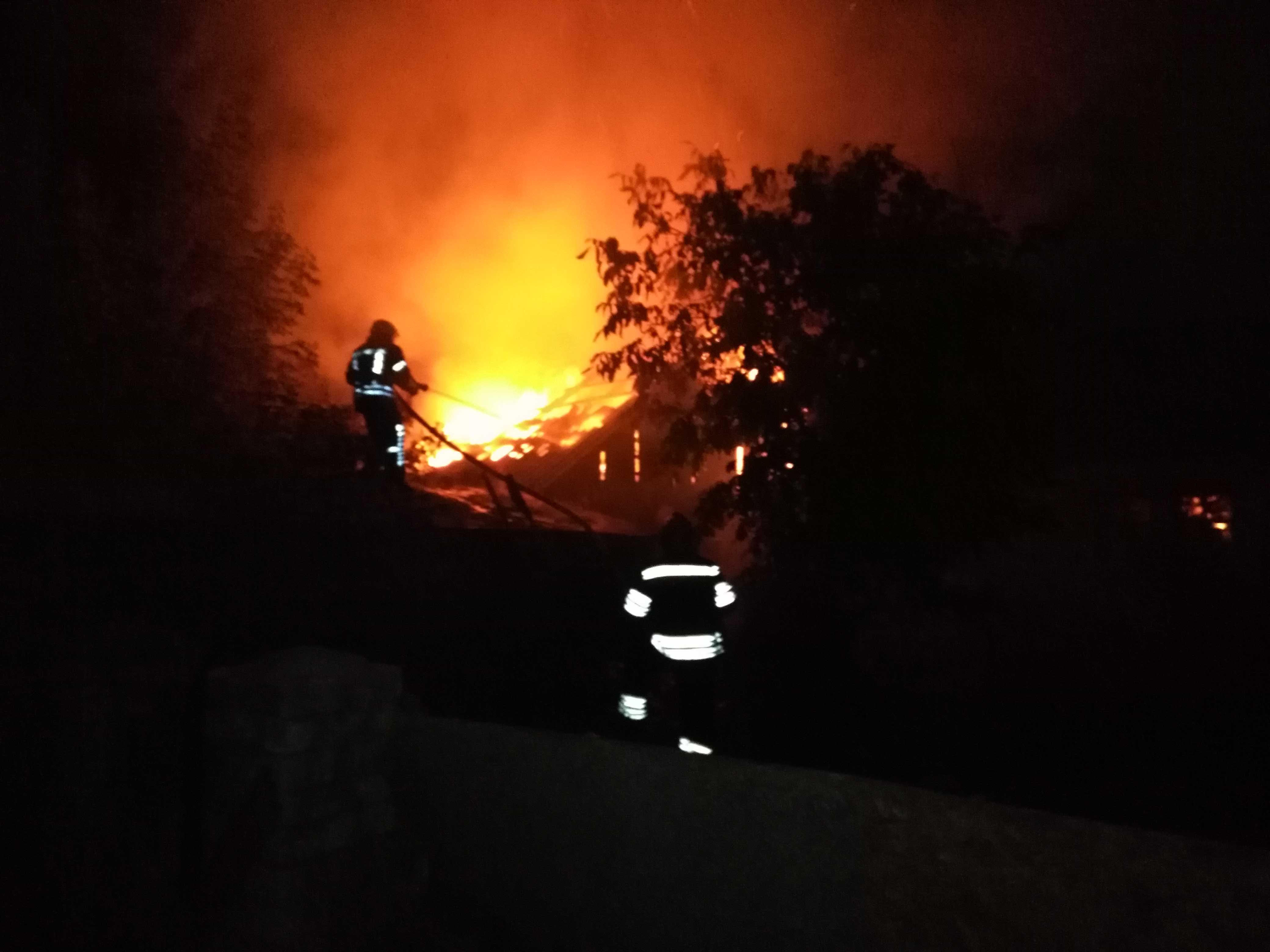 Спасатели Киевщины остановили масштабный пожар в Броварах (фото, видео)