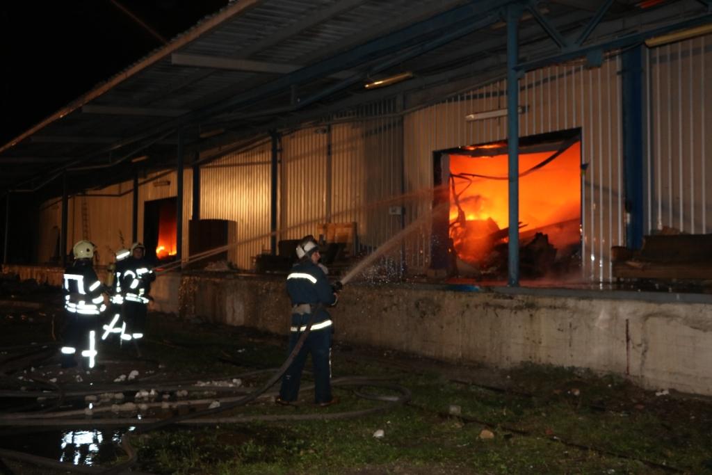 Киевские спасатели два часа ждали, пока “Киевэнерго” отключит электроэнергию на пылающих складах (фото, видео)