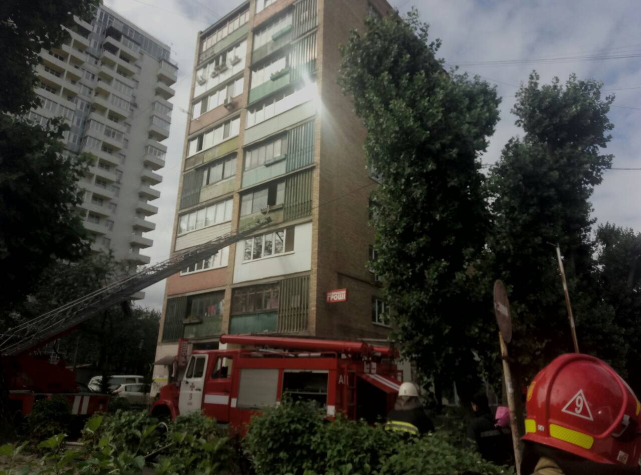 С 4-го этажа горящей квартиры в столице спасли девушку (фото)