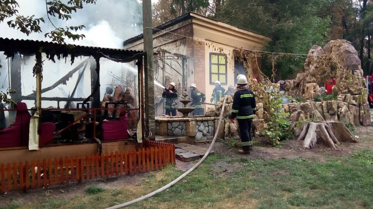 В Киеве пожар в ресторане “Шам” гасили 18 машин (фото, видео)