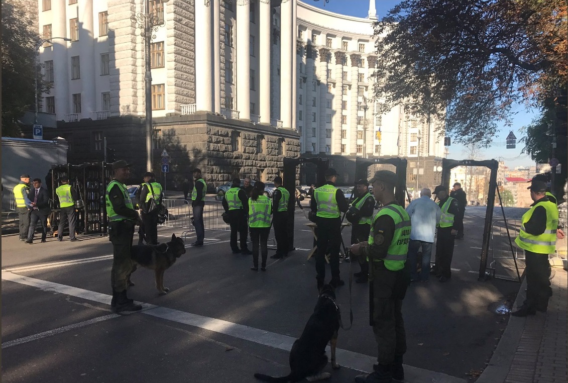 Улицу Грушевского в столице перекрыли из-за митинга медиков (фото)