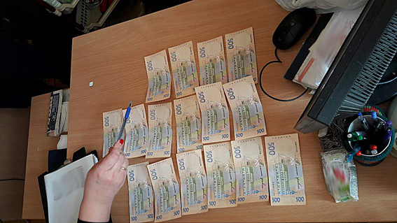 В Киеве экспертов НИИ судебных экспертиз задержали на взятке в 25 тыс гривен (фото)