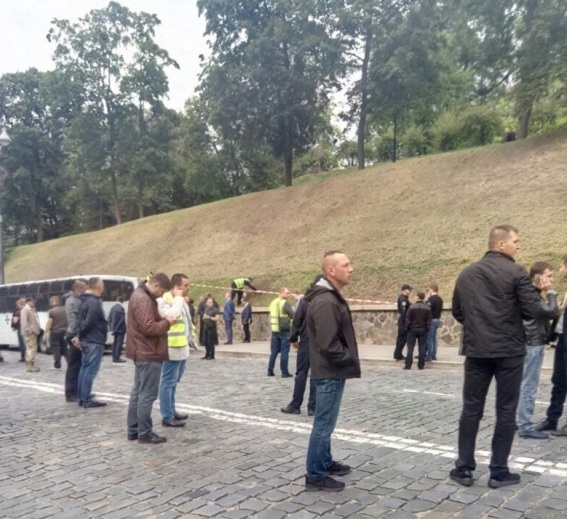 Число пострадавших от взрыва на Грушевского увеличилось до трех (фото, видео)