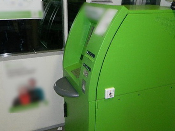 Киевские полицейские задержали мужчин, грабивших банкомат прямо в отделении банка