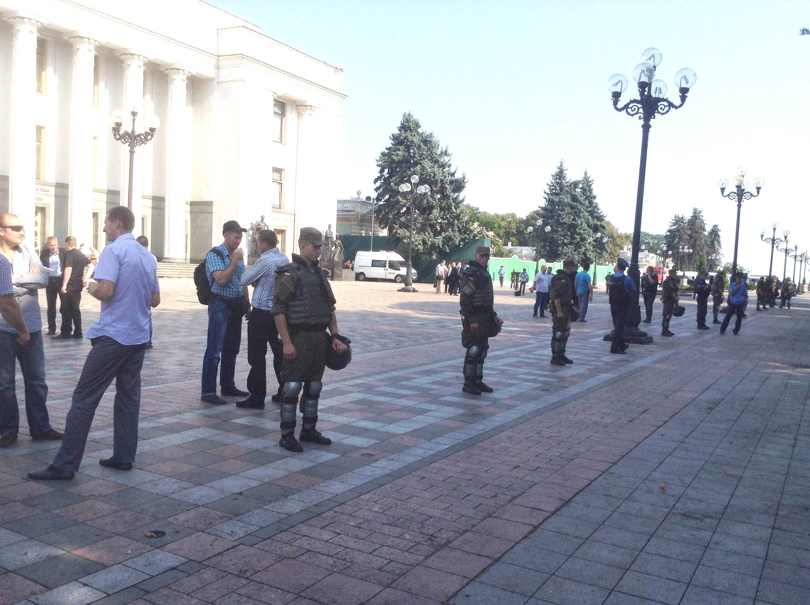 Киевляне продолжают нести цветы к месту гибели бойцов под Радой