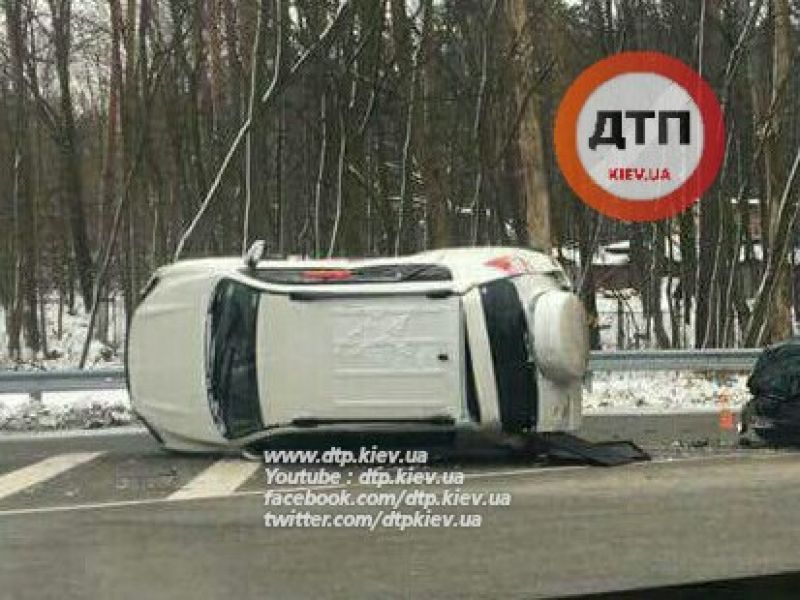 На Житомирской трассе перевернулся автомобиль