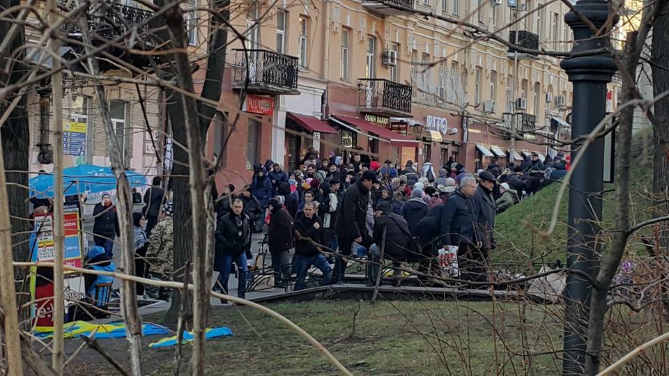 В центре Киева у “Сбербанка России” провели акцию протеста (+фото) В центре Киева у “Сбербанка России” провели акцию протеста (+фото)