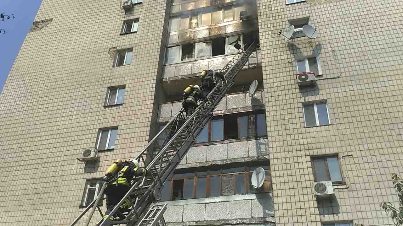 В Шевченковском районе Киева возник пожар в 9-этажке: троих нашли мертвыми (фото, видео)