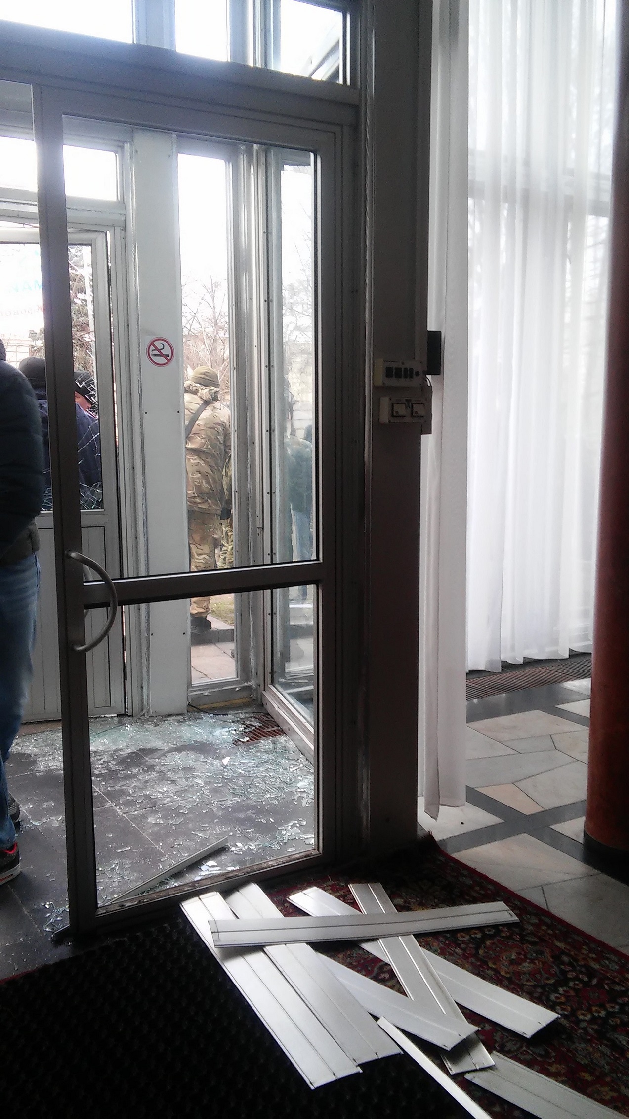 Активисты двух Майданов разгромили здание парламентского комитета в поддержку законопроекта Вилкула (фото)