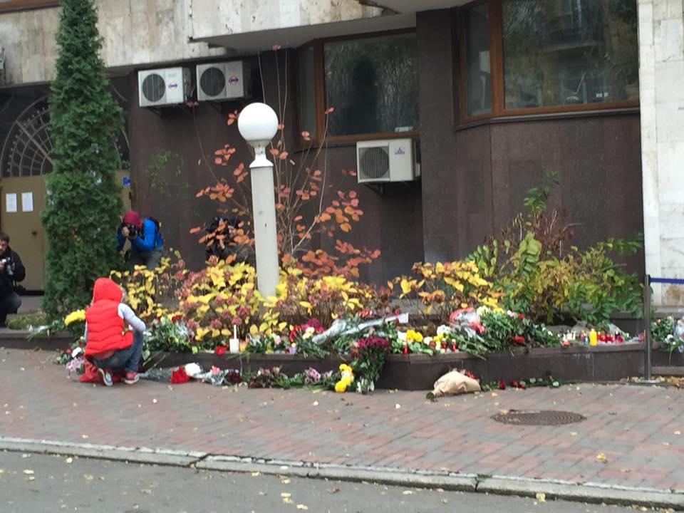 Киевляне идут с цветами к посольству Франции