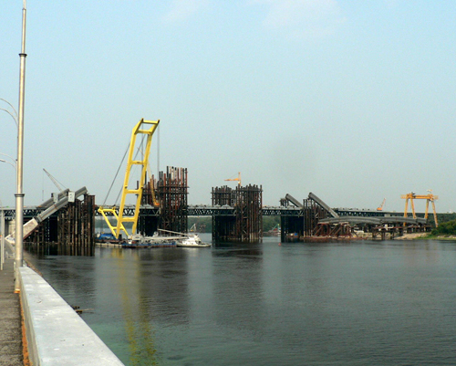 Кран ЗАХАР начнет достраивать мост в начале марта